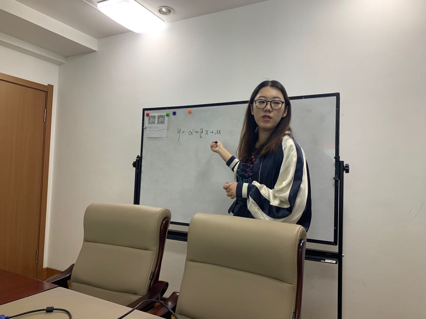 商学院博士生沙龙2019-06(总第6期)简报图片.jpg 商学院博士生沙龙2019-06(总第6期)简报图片.jpg